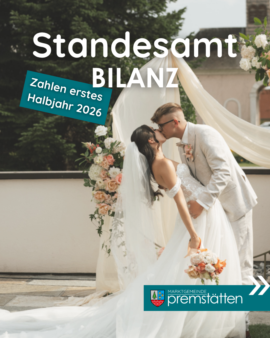 Ein Hochzeitspaar küsst sich vor einem Blumenbogen, mit dem Text 'Standesamt BILANZ' und 'Zahlen erstes Halbjahr 2026'.