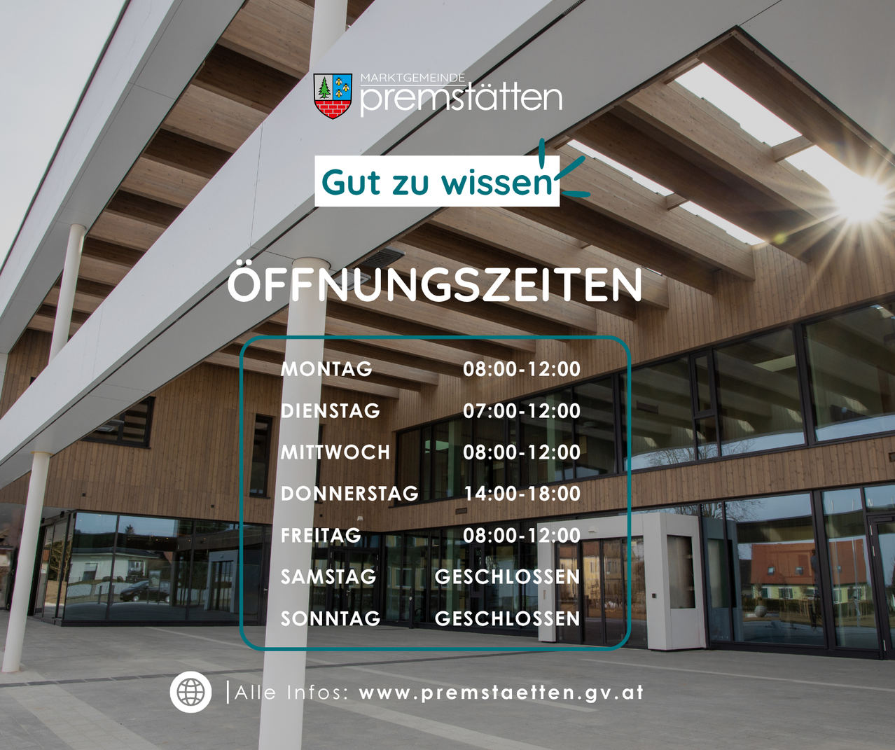 Ein Plakat zeigt die Öffnungszeiten eines Gebäudes mit moderner Architektur, bestehend aus Holz und Glas. Das Plakat enthält einen Zeitplan für Wochentage und Wochenenden.