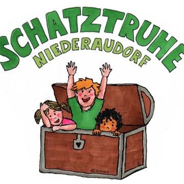 Eine Holzkiste mit einem Herzschloss; drei Kinder im Inneren, zwei heben die Hände, eines schaut heraus