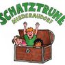 Eine Holzkiste mit einem Herzschloss; drei Kinder im Inneren, zwei heben die Hände, eines schaut heraus
