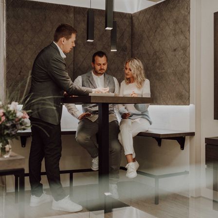 Bild enthält, Adult, Male, Man, Person, Speaker, Shoe, Flower