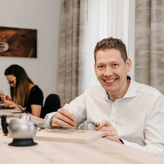 Bild enthält, Adult, Female, Person, Woman, Male, Man, Weapon, Head, Blade, Knife