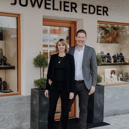 Bild enthält, Adult, Male, Man, Person, Groupshot, Standing, Coat, Pants, Suit