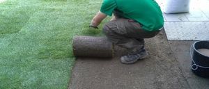 Bild enthält, Grass, Lawn, Person, Garden, Nature, Outdoors, Backyard, Pants, Gardening, Shoe