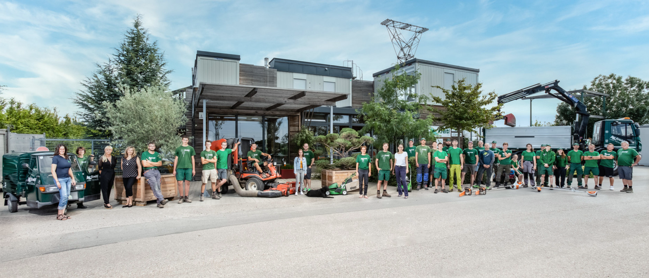 Bild enthält, People, Person, Tree, Shoe, Factory, Groupshot, City, Motorcycle, Urban, Wheel