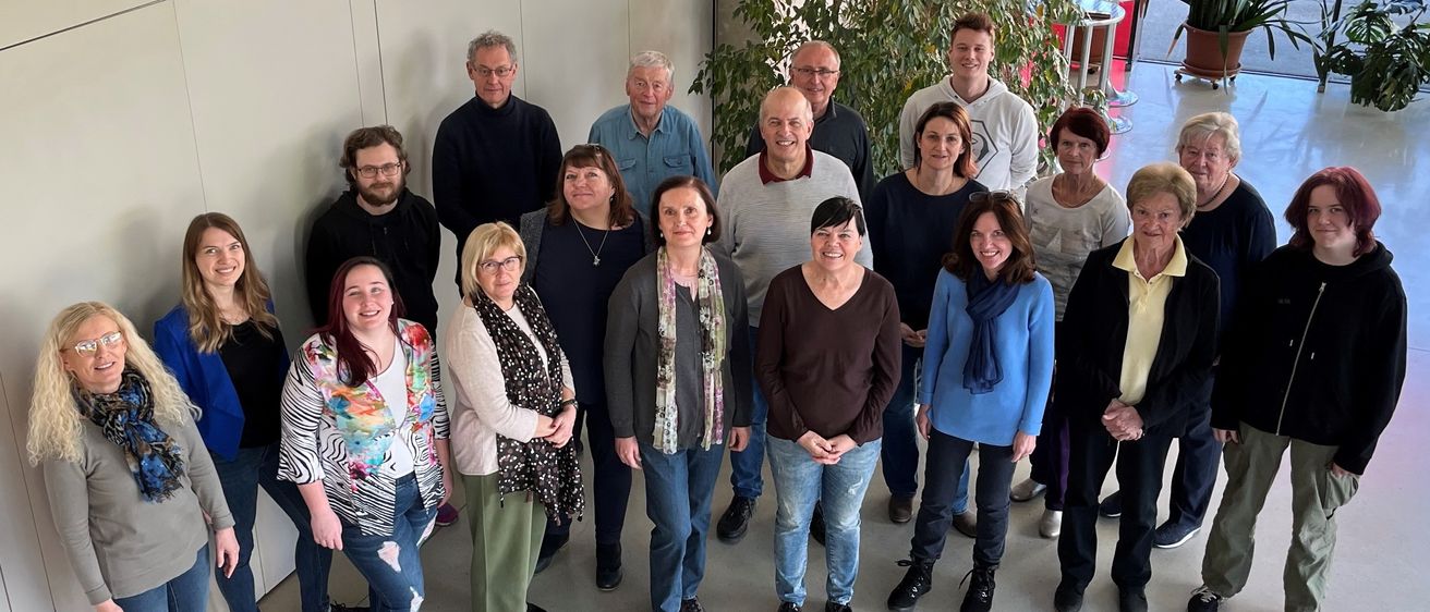 Bild enthält, Groupshot, Person, People, Coat, Shoe, Adult, Male, Man, Jeans, Teen
