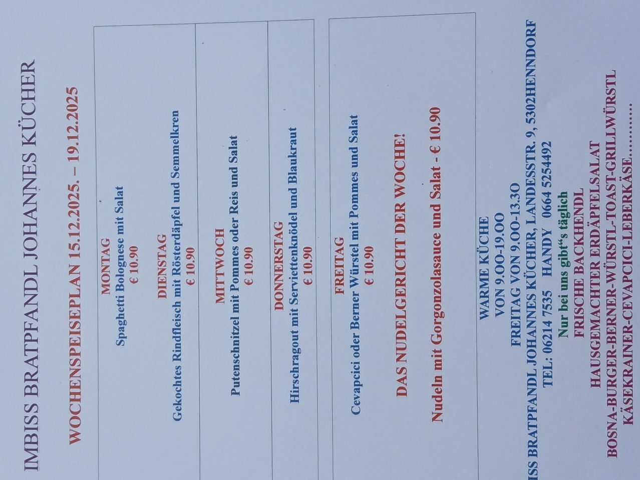 Eine Speisekarte mit verschiedenen Gerichten und Preisen. Die Gerichte umfassen Montag Spaghetti Bolognaise, Dienstag Gekochtes Rindfleisch, Mittwoch Putenschnitzel, Donnerstag Hirschragout, Freitag Cevapici und Samstag Nüdelgerichte. Die Preise reichen von 6,90 bis 10,90 Euro.