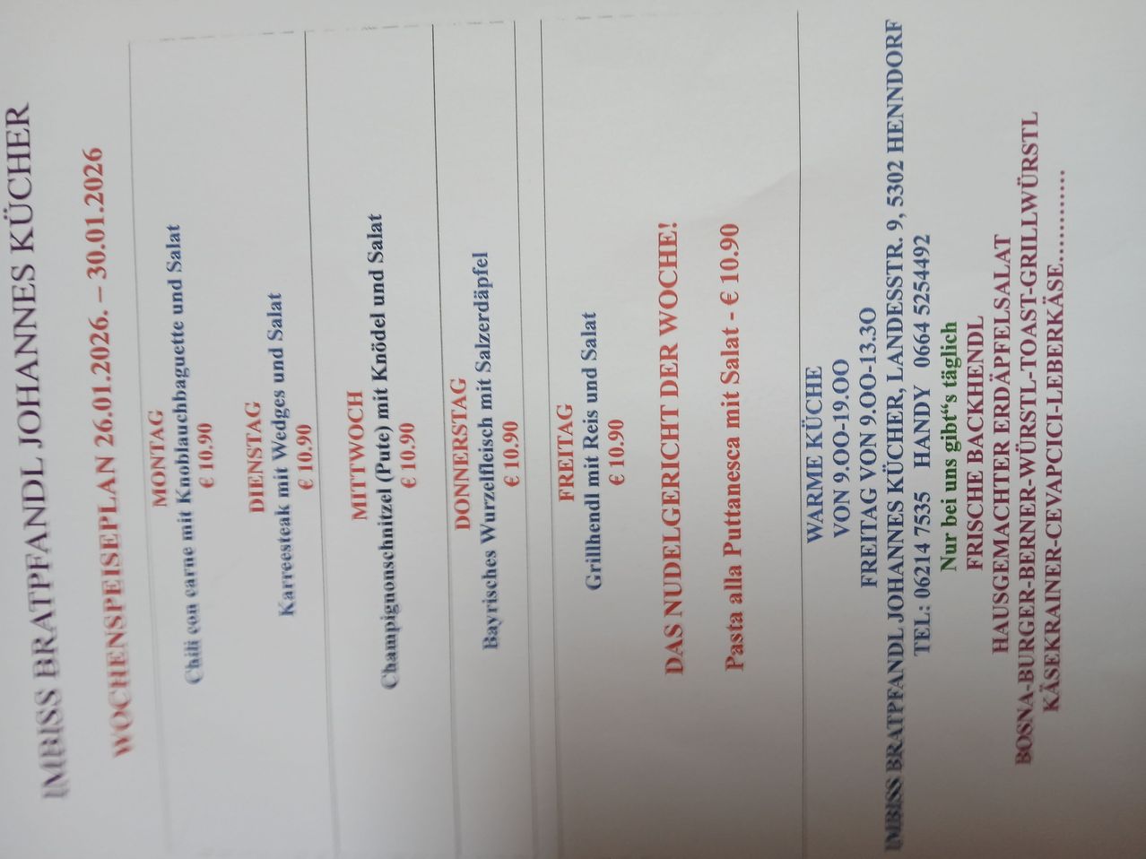 Ein Menü mit verschiedenen Gerichten und Preisen, einschließlich Pasta alla Puttanesca, Rindersteak, Hähnchen und mehr. Die Preise sind in Euro angegeben.