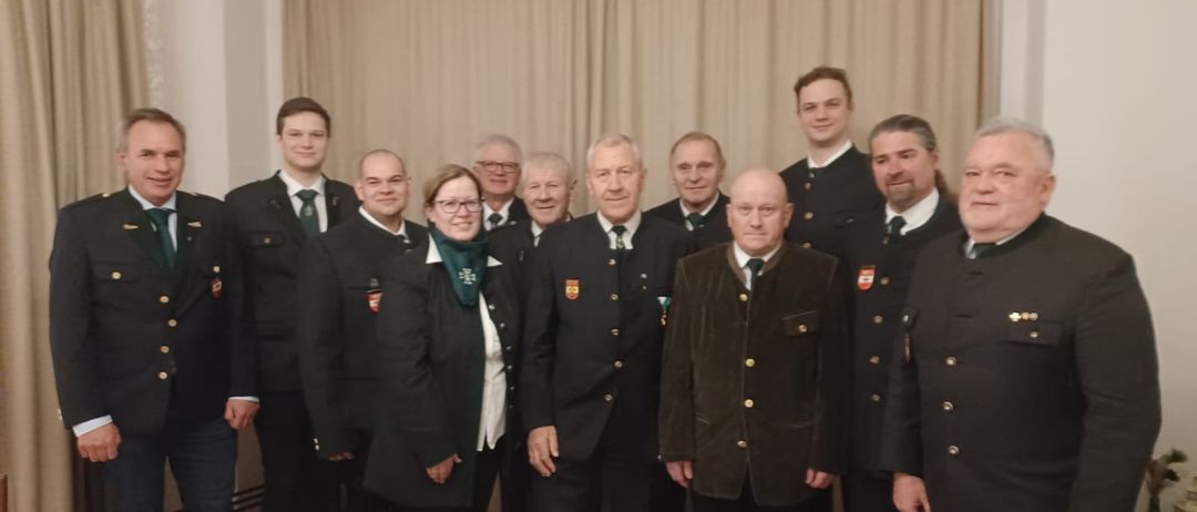 Bild enthält, Groupshot, Person, Blazer, Coat, Adult, Male, Man, Officer, Military Officer, Tie