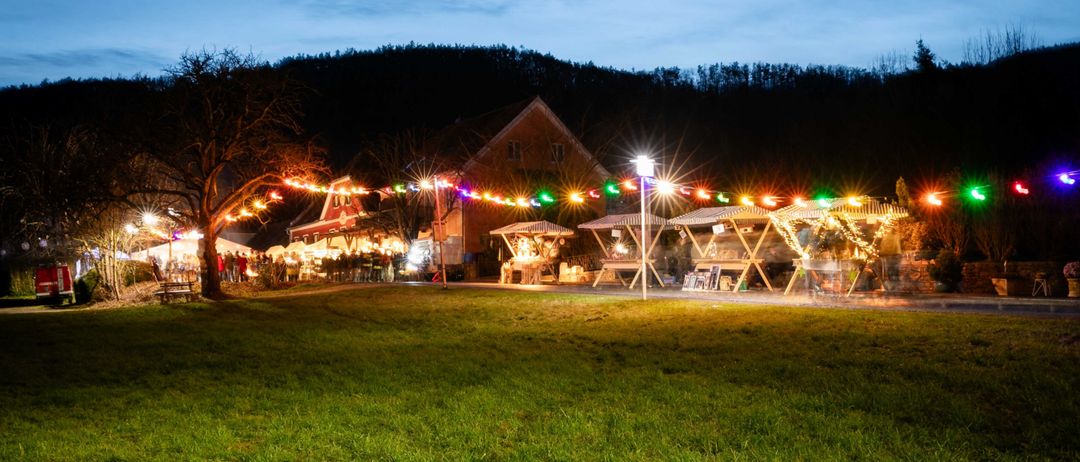 Bild enthält, Grass, Lighting, Outdoors, Shelter, Lawn, Nature, Park, Scenery, Night, Urban