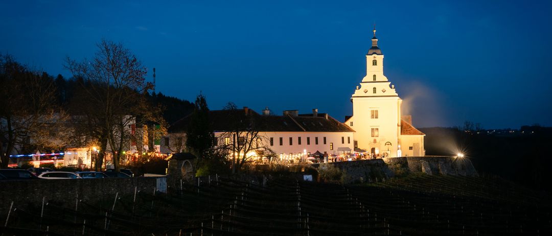 Bild enthält, Building, Spire, Tower, Clock Tower, Monastery, Dome, Car, Outdoors, Nature, Fortress