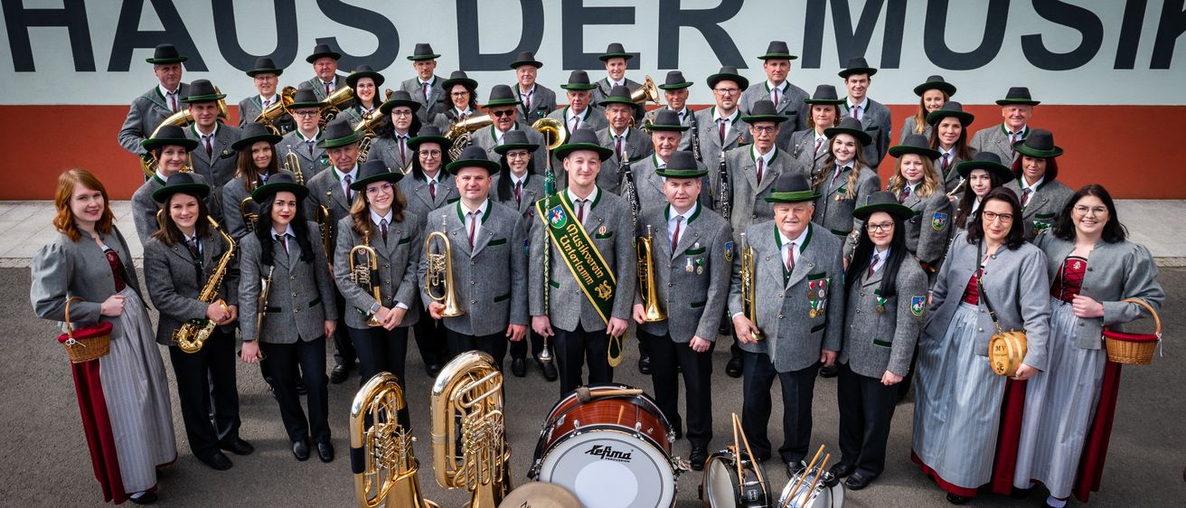 Bild enthält, People, Person, Group Performance, Music Band, Adult, Female, Woman, Male, Man, Coat