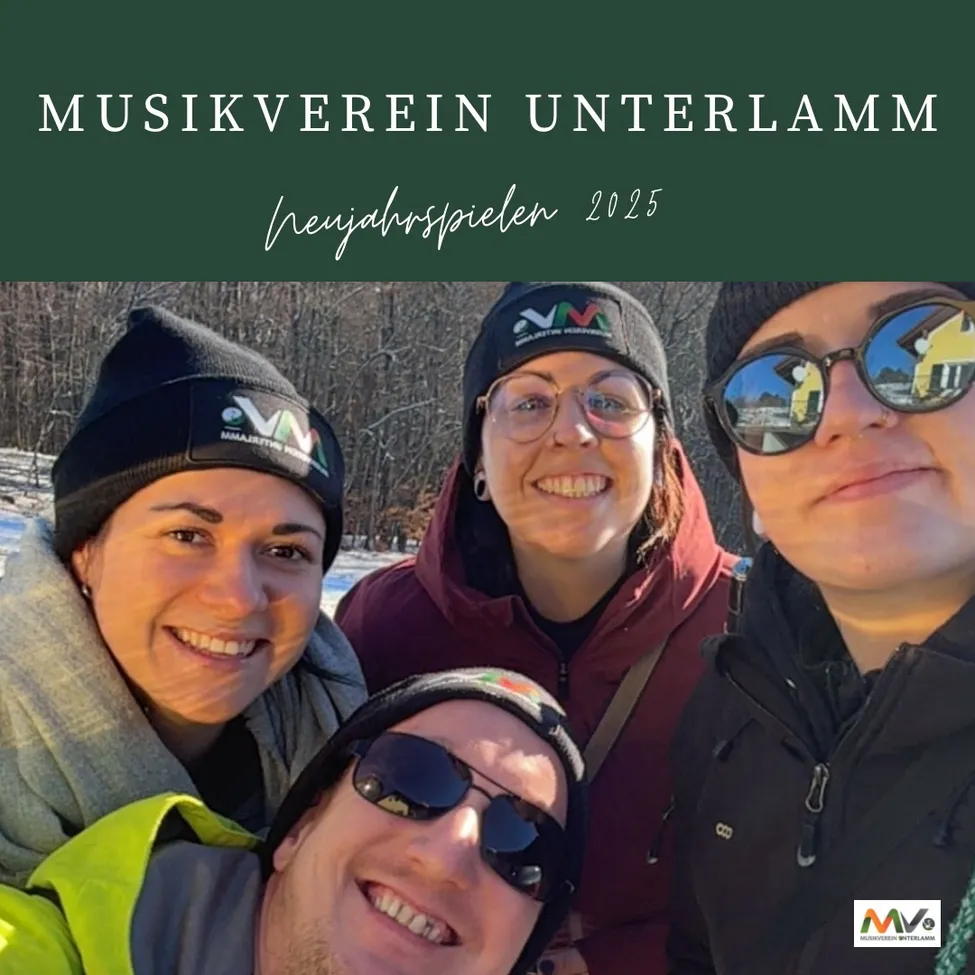Ein Gruppenfoto von vier Personen in Winterkleidung. Drei lächeln und einer trägt eine Brille. Im Hintergrund ist ein Haus zu sehen. Der Text lautet 'Musikverein Unterlamm Neujahrsspielen 2025'.