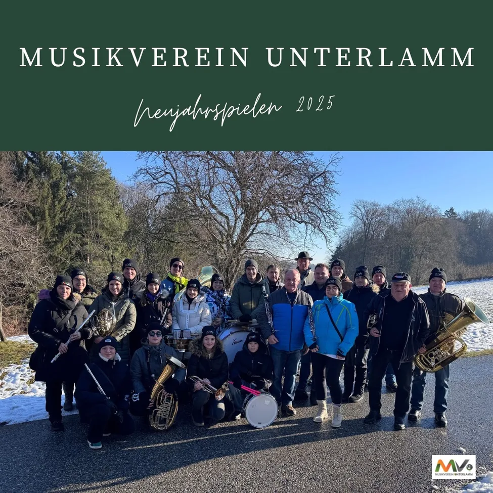 Eine Gruppe von Musikern des Musikverein Unterlamm posiert 2025 auf einer verschneiten Straße. Sie halten verschiedene Instrumente, einige stehen und andere sitzen. Bäume und Schnee umgeben sie.