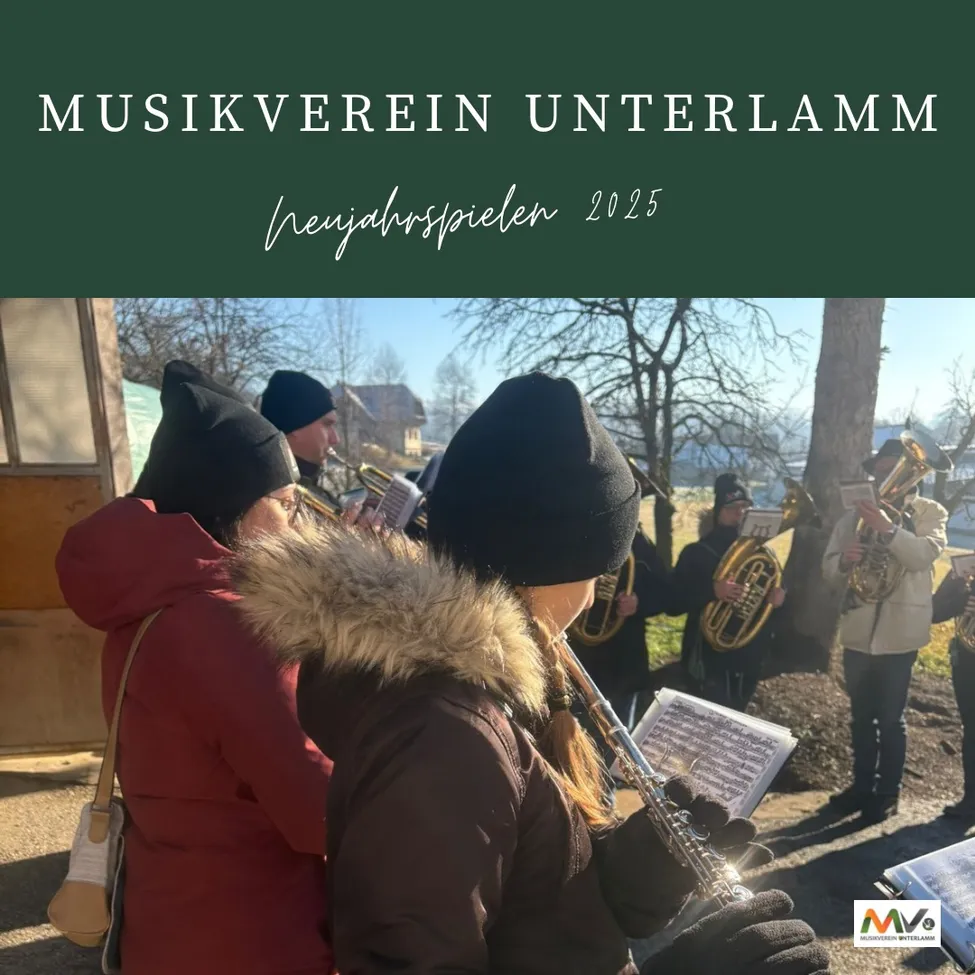 Plakat für das Neujahrskonzert 2025 des Musikvereins Unterlamm. Mehrere Musiker spielen, zwei Frauen in der Vordergrund schauen sich Notenblätter an. Im Hintergrund steht ein Baum und ein Gebäude.