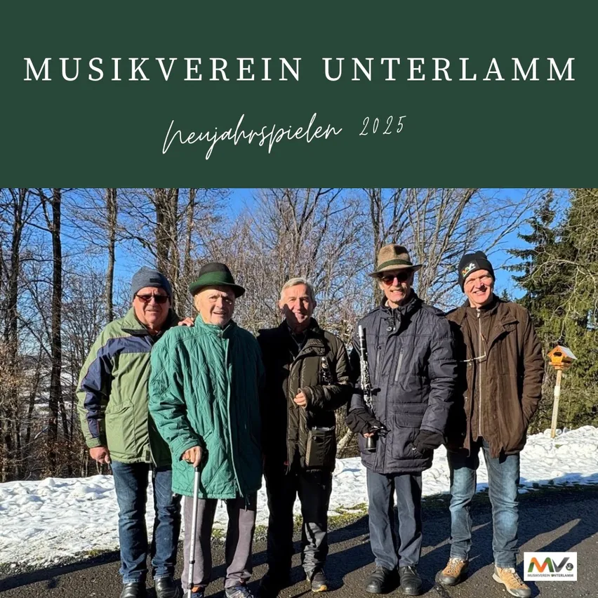 Fünf Männer in Winterkleidung stehen auf einer schneebedeckten Straße und posieren für ein Foto mit Bäumen und einem Schild im Hintergrund. Der Text lautet 'Musikverein Unterlamm' und 'Neujahrsspiel 2025'.