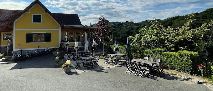 Bild enthält, Building, Cottage, House, Housing, Nature, Outdoors, Scenery, Person, Hotel, Suburb