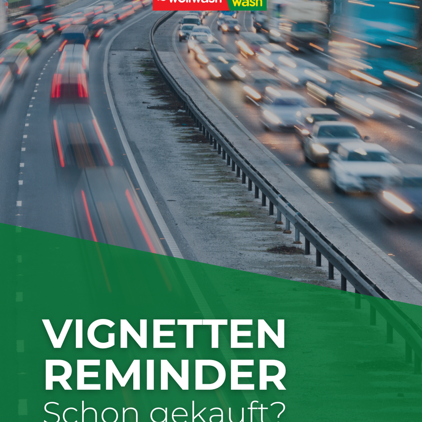 Eine Autobahn mit Autos in beide Richtungen. Das Bild hat eine Vignetten-Erinnerung mit dem Text 'Vignetten Reminder' und 'Schon gekauft?' auf Deutsch.