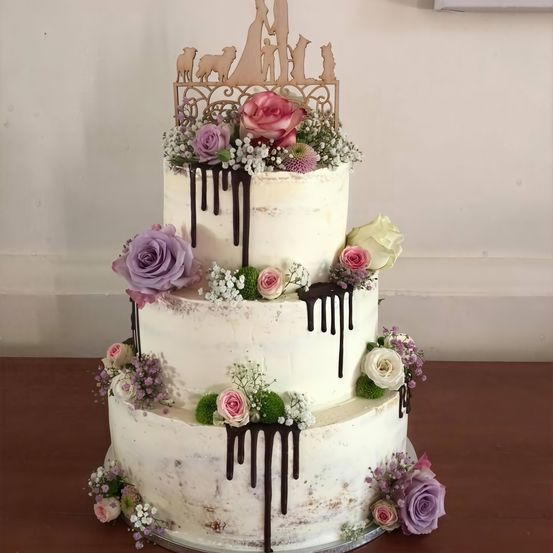 Bild enthält, Cake, Dessert, Food, Wedding, Wedding Cake, Plant, Rose, Birthday Cake, White Board, Person