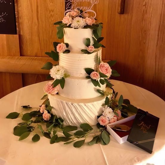 Bild enthält, Cake, Dessert, Food, Wedding, Wedding Cake, Blackboard, Birthday Cake, Cream