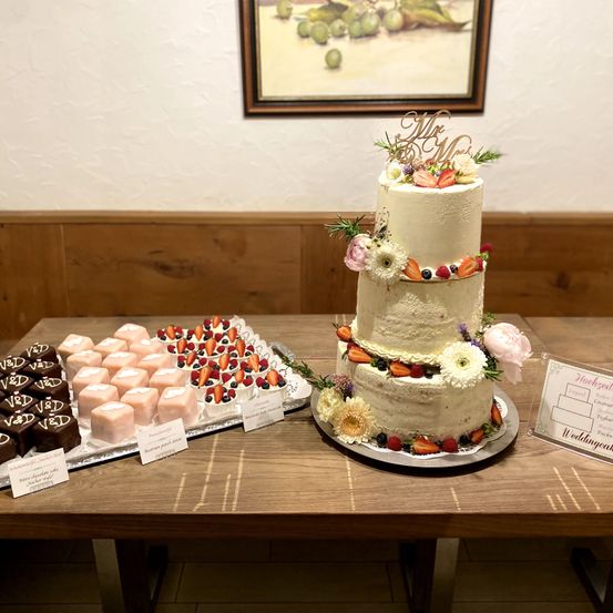 Bild enthält, People, Person, Cake, Dessert, Food, Wedding, Wedding Cake