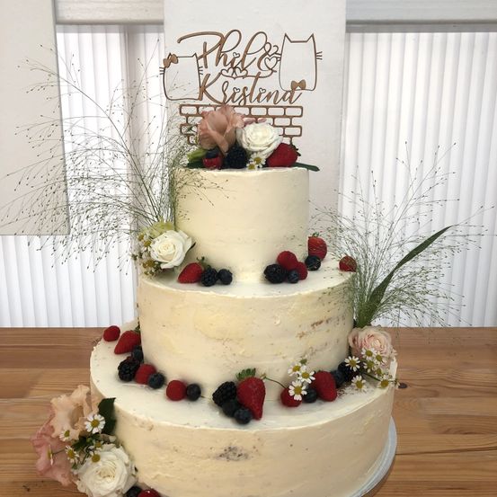 Bild enthält, Cake, Dessert, Food, Birthday Cake, Cream, Wedding, Flower, Plant, Rose, Wedding Cake