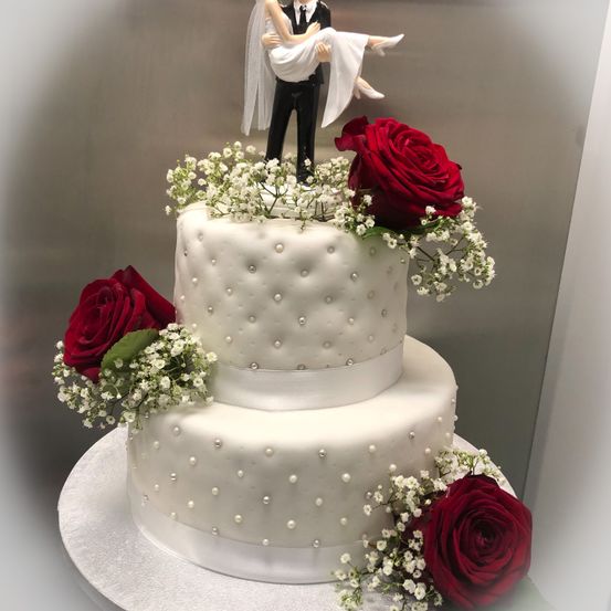 Bild enthält, Flower, Plant, Rose, Cake, Dessert, Food, Wedding, Wedding Cake, Person