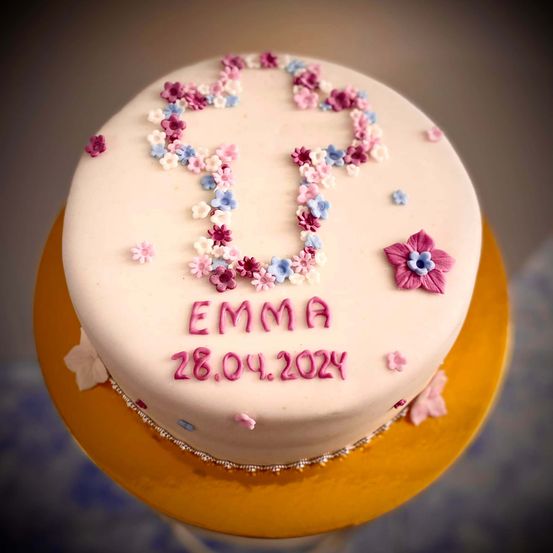 Bild enthält, Birthday Cake, Cake, Cream, Dessert, Food, Symbol, Number, Text, Jewelry, Necklace