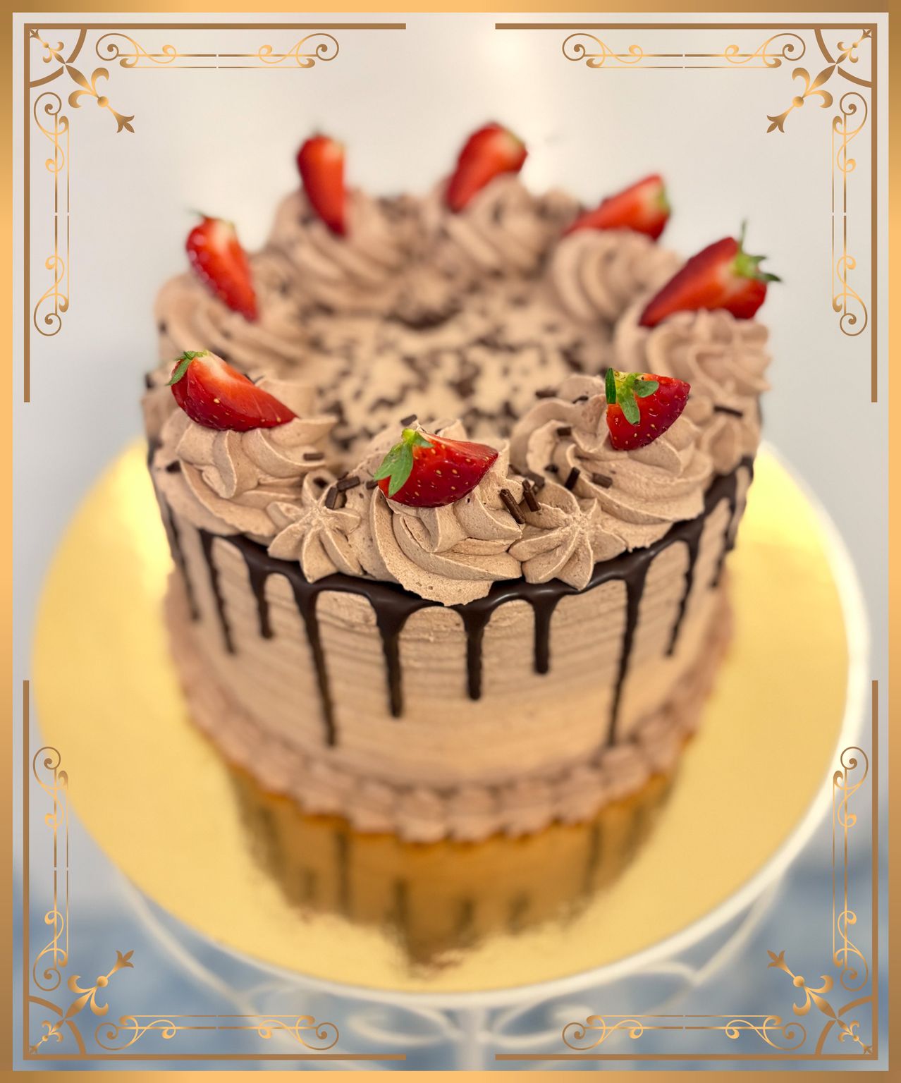 Ein Schokoladenkuchen mit Schokoladenglasur und Erdbeerscheiben darauf, mit Schokoladensauce überzogen. Der Kuchen steht auf einem goldenen Teller mit weißem Hintergrund.