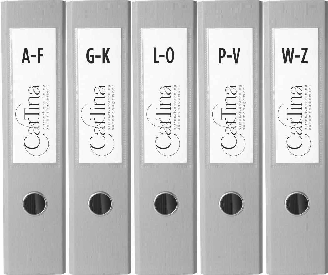 Fünf graue Ordner mit Etiketten, die mit A-F, G-K, L-O, P-V und W-Z beschriftet sind. Jeder Ordner hat ein weißes Etikett mit dem Buchstaben und einem Logo darauf.