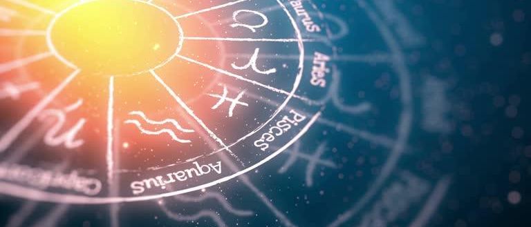 Ein lebendiger Horoskop-Rad zeigt Tierkreiszeichen und Konstellationen auf einem blauen Hintergrund, erleuchtet von einer zentralen Sonne.