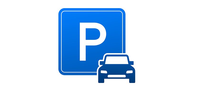 Blaues Schild mit einem großen P zeigt einen Parkplatz an, neben dem ein blaues Auto steht.