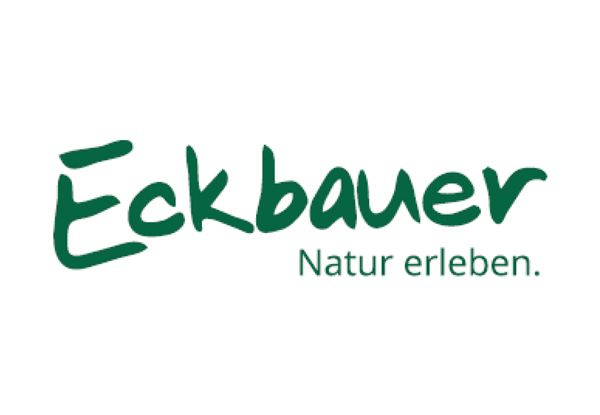 Das Eckbauer-Logo in grünem Text, mit handgezeichnetem 'Eckbauer' über 'Natur erleben'. Der Text ist in einer kursiven Stilschrift.