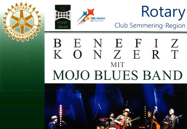 Ein Plakat für ein Rotary Club Semmering-Region Benefizkonzert mit der Mojo Blues Band. Die Band ist mit Musikinstrumenten auf der Bühne unter blauer Bühnenbeleuchtung.
