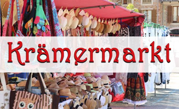 Ein Marktstand mit rotem Vordach zeigt verschiedene Hüte und Taschen an Kleiderbügeln. Das Wort Kramermarkt ist prominent angezeigt.