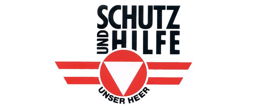 Ein Logo mit den Worten 'SCHUTZ UND HILFE', einem roten Dreieck und einem weißen Pfeil darin, auf weißem Hintergrund. Das Logo enthält auch 'UNSER HEER' unter dem Dreieck.