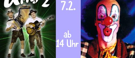 Das Bild zeigt einen Mann, der eine Gitarre spielt, mit einem Poster, das 'Jung Humor' und '92' auf einem grünen Hintergrund anzeigt. Ein anderer Mann trägt eine Clown-Gesichtsbemalung mit 'ab 14 Uhr' auf einem lila Hintergrund.