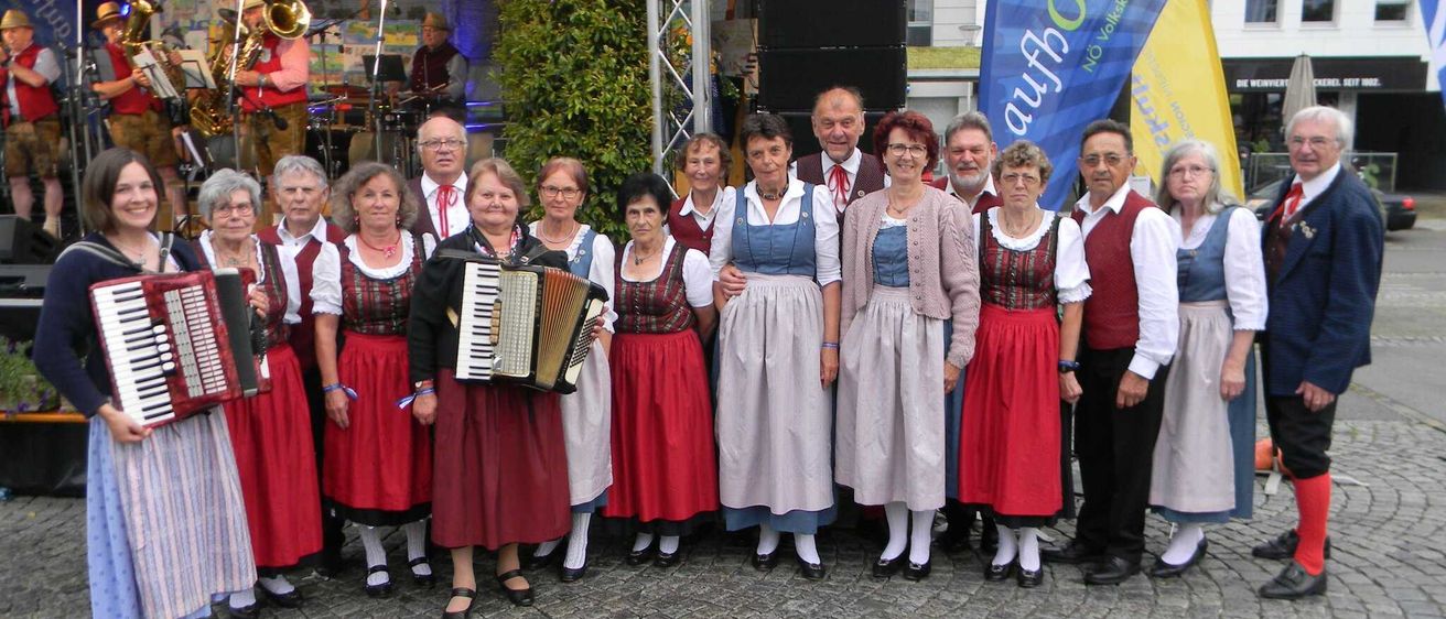 Bild enthält, People, Person, Portrait, Adult, Female, Woman, Coat, Suit, Shoe, Dress
