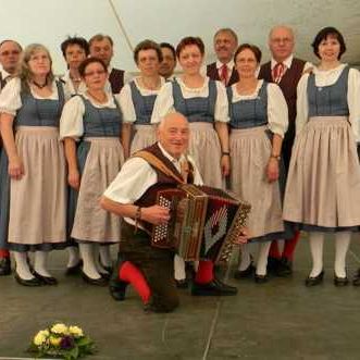Bild enthält, People, Person, Skirt, Vest, Adult, Female, Woman, Male, Man, Musical Instrument