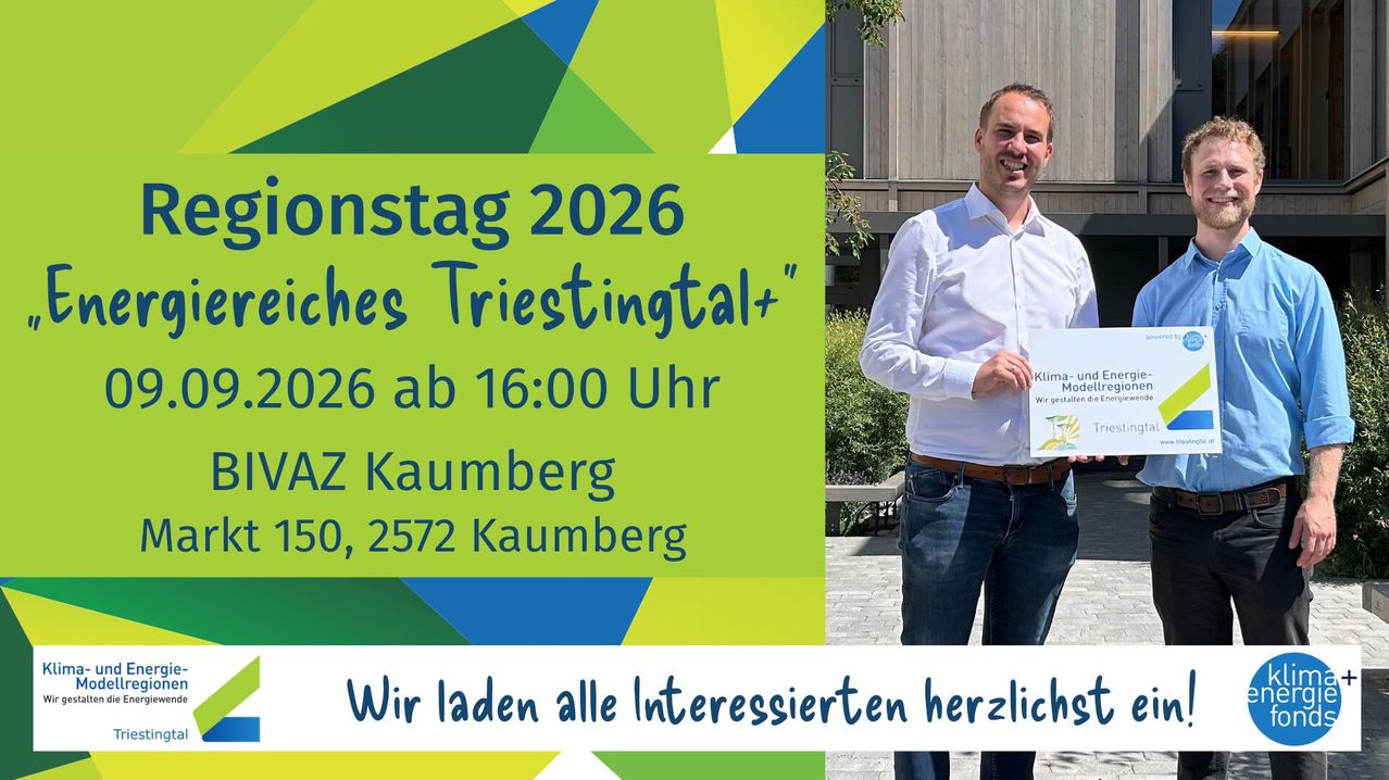 Ein Plakat mit einem Mann, der ein Zertifikat hält und lächelt. Das Plakat hat einen grünen Hintergrund mit Text und Datum. Der Mann trägt ein weißes Hemd und Jeans.