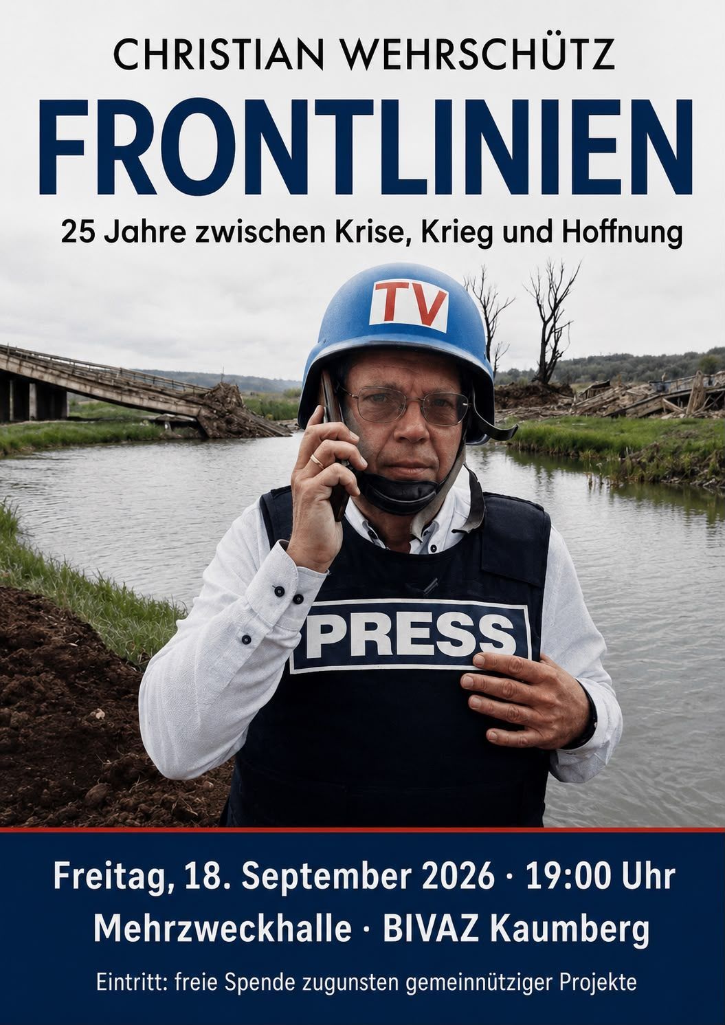 Ein Mann in einem Helm und einer Weste mit dem Wort 'PRESS' darauf steht am Flussufer und hält ein Telefon an sein Ohr. Der Text über ihm lautet 'FRONT LINES 25 Jahre zwischen Krise, Krieg und Hoffnung.'