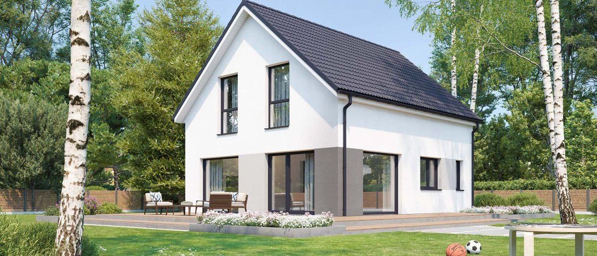 Ein modernes zweistöckiges Haus mit schwarzem Dach und weißen Wänden. Das Haus hat große Fenster, Glastüren und eine graue Einfassung. Das Haus ist von einem Rasen mit Blumen und Pflanzen umgeben.