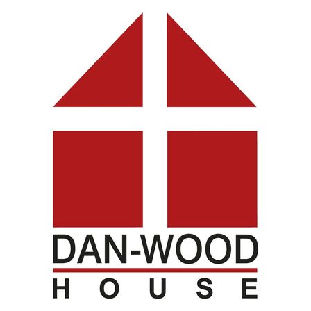Logo für DAN-WOOD HOUSE, mit einem roten dreieckigen Dach und zwei roten Quadraten darunter, auf weißem Hintergrund.