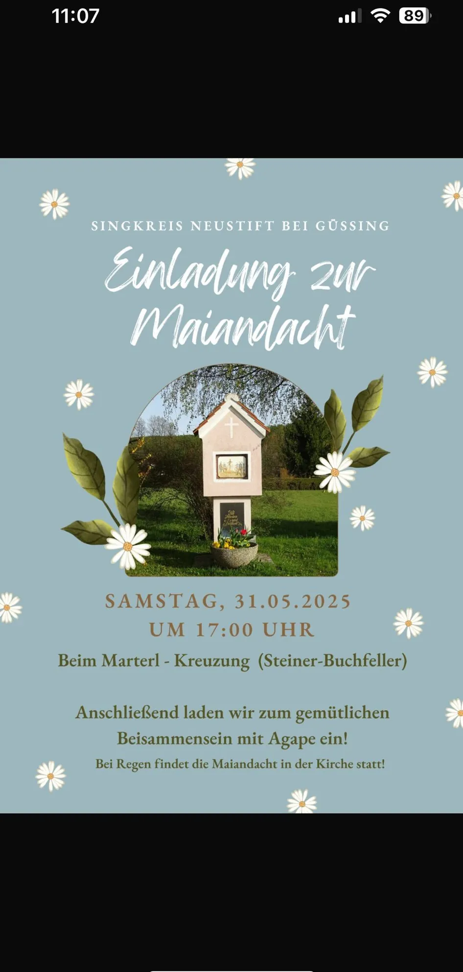 Ein blaues Einladungsposter für eine Gedenkfeier am 31. Mai 2025 um 17:00 Uhr mit einer Kapelle, einem Kreuz und Blumen in einer Gartenumgebung.
