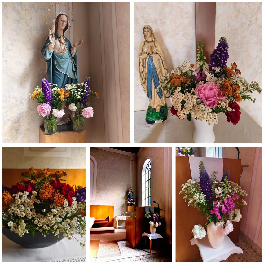 Eine Collage von Bildern mit verschiedenen Blumen und Statuen von Maria. Das erste Bild zeigt eine Statue von Maria mit Blumen. Das zweite hat eine Statue von Maria neben einem Blumenvase. Das dritte hat Blumen in einer Schüssel. Das vierte ist ein Innenraum mit einer Blumenvase auf der Kanzel. Das fünfte zeigt ein hölzernes Podium mit Blumen.