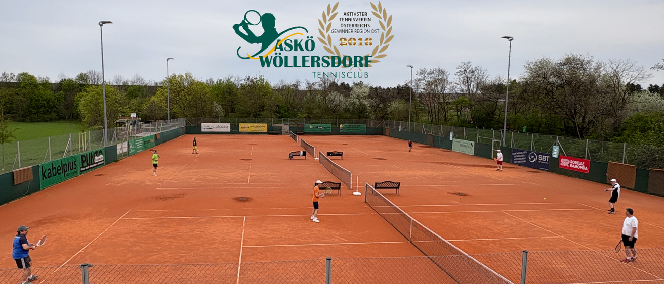 Tennisspieler auf einem Sandplatz mit einem Banner darüber, das 'ASKö Wöllersdorf Tennis Club 2016' steht.