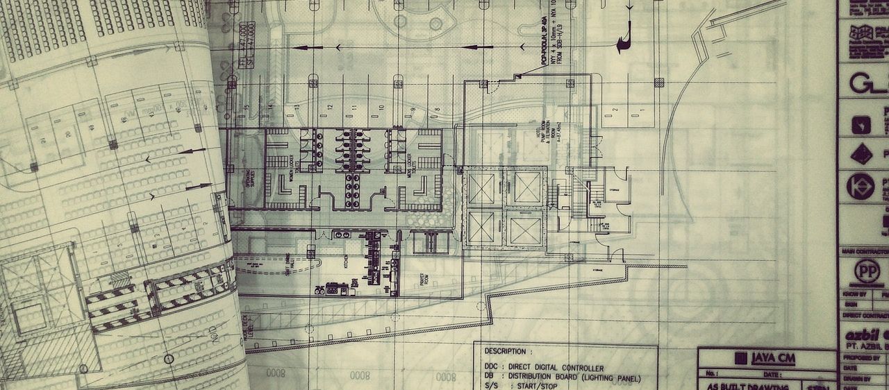 Architektonischer Bauplan mit beschrifteten Komponenten wie DDC, DB, S/S, ST und Statusanzeigern. Abmessungen und Maße sind markiert.