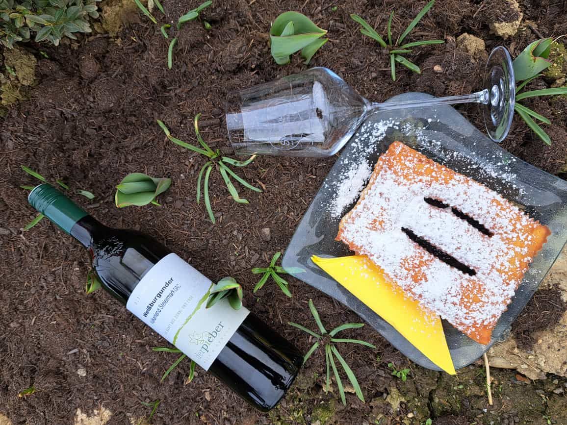 Bild enthält, Soil, Nature, Outdoors, Countryside, Wheel, Alcohol, Beverage, Plant, Rural, Shovel