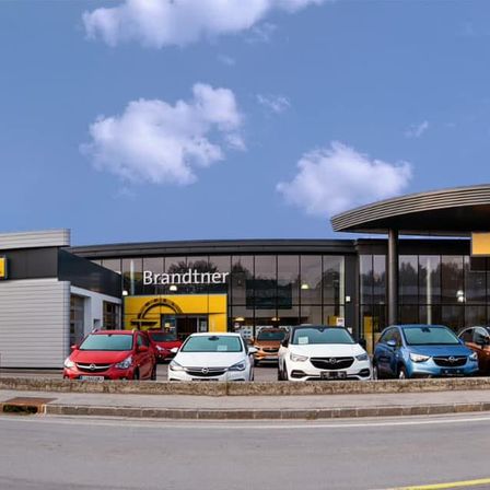 Bild enthält, Car, Car Dealership, Transportation, Vehicle, Shop, Shopping Mall, Outdoors, Person