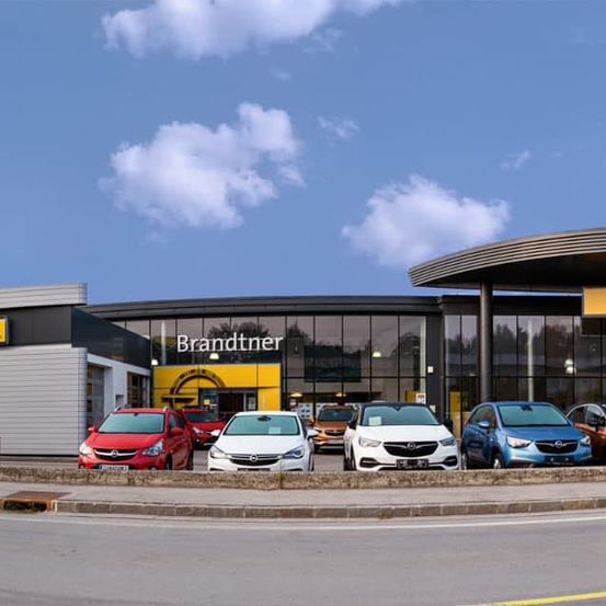 Bild enthält, Car, Car Dealership, Transportation, Vehicle, Shop, Shopping Mall, Outdoors, Person